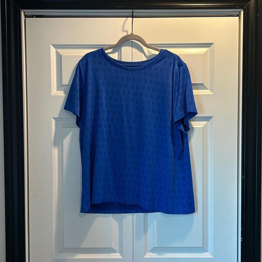 Under Armour Royal Blue Workout Top Size 1X. Excellent condition.